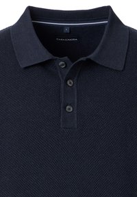 Marineblaues gestricktes Polohemd aus strukturiertem Stoff, mit klassischem Kragen, drei schwarzen Knöpfen und einem subtilen Streifendetail am Hals.