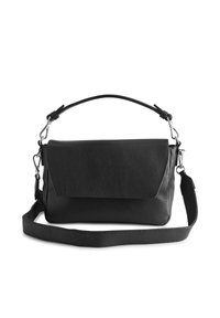 Borsa a tracolla nera in pelle con una superficie texture, chiusura a patta e tracolla regolabile. Caratterizzata da accenti in metallo argentato.