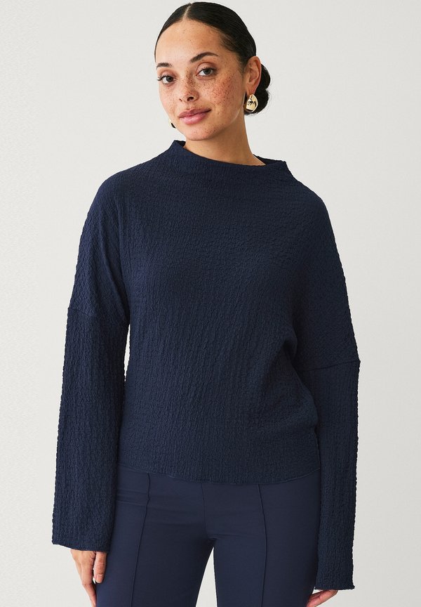 MIT AUSGESTELLTEN ÄRMELN - Bluse - marine