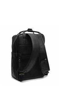 Mochila de cuero negra con respaldo acolchado, correas de hombro ajustables, bolsillo frontal con cremallera y panel de malla texturizada para ventilación.