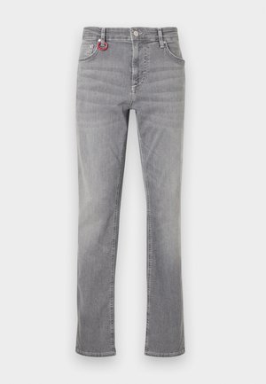 Grijze rechte spijkerbroek met vijf zakken en een rode sleutelhanger bevestigd aan de voorste linker riemlus, weergegeven op een witte achtergrond.