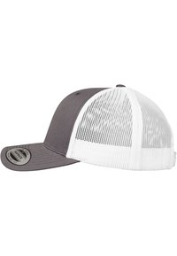 Grå frontpanelcaps med hvit mesh bak, flat brem og et sirkulært logo-patch på siden. Designet for ventilasjon og komfort.