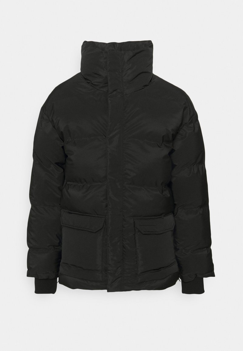 Czarna kurtka puchowa z wysokim kołnierzem, wyposażona w zamek błyskawiczny z przodu, dwoma dużymi kieszeniami na klapę oraz elastycznymi mankietami zapewniającymi dopasowanie.