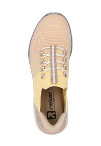 Scarpa lavorata a maglia di un giallo chiaro con lacci elastici, tomaia testurizzata, dettagli beige e una soletta morbida. Presenta una suola in gomma grigia.