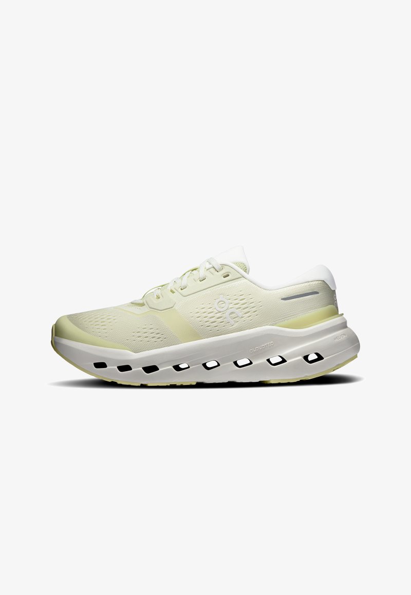 Chaussure de sport vert clair et blanche avec tige perforée, semelle coussinée comportant des découpes rectangulaires, et logo sur le côté et le talon.