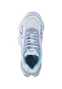 Zapatilla deportiva blanca con acentos en lila y azul, parte superior de malla, suela acolchada y diseño de cordones, con logotipo en la lengüeta y el talón.