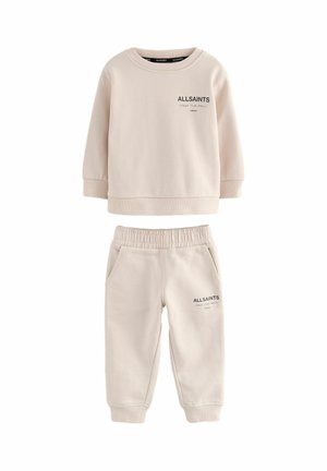 Beige sweatshirt och matchande joggers av mjukt material, med ribbade manschetter och midjeband, samt "ALLSAINTS"-logotyp i svart.