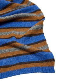 Wełniany szalik z poziomymi paskami w kolorach niebieskim, brązowym, szarym i czarnym. Tekstura jest miękka i lekko puszysta, z prążkowanym brzegiem.