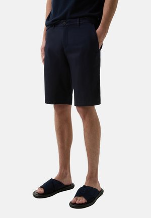 Marineblauwe shorts, katoenmix, rechte voorkant, zijzakken; gecombineerd met marineblauwe slippers met gekruiste banden en een gestructureerde voetbed.