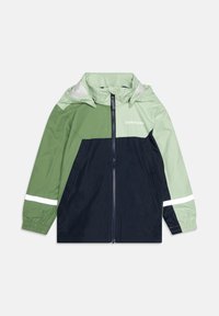 Πράσινο και ναυτικό ελαφρύ αδιάβροχο μπουφάν με φερμουάρ, κουκούλα, αντανακλαστικές λεπτομέρειες και ελαστικά μανίκια. Σχεδιασμένο με πάνελ σε μπλοκ χρωμάτων.