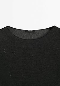 Pull en maille noire avec de petits sequins argentés subtils dispersés sur le tissu et un col rond portant l'étiquette Massimo Dutti.