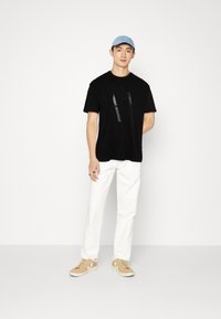 Armani Exchange T-shirts med print - black