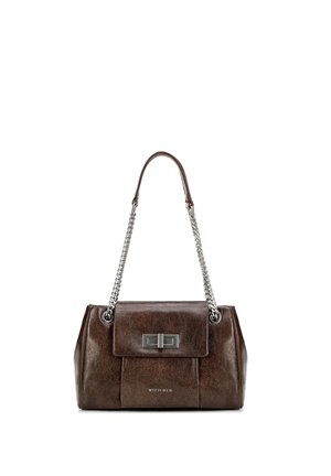 Bolso de cuero marrón con cierre giratorio plateado, cadenas y correas de hombro de cuero, y bolsillo frontal estampado con el nombre de la marca Wittchen.