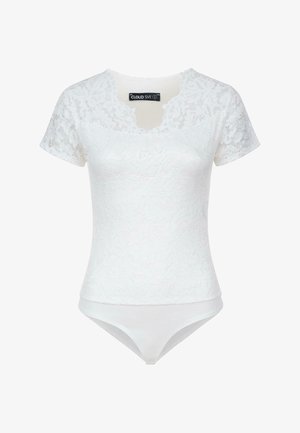 Haut en dentelle blanche avec des manches courtes, présentant un col rond et un buste ajusté, un motif floral texturé, et un bas lisse.