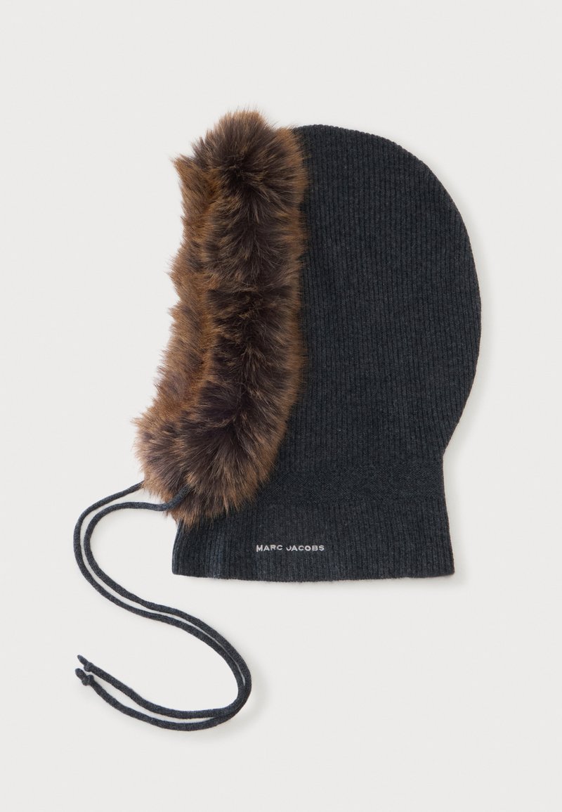 Capuche en maille côtelée noire avec bordure en fausse fourrure marron et liens sous le menton, étiquetée Marc Jacobs en bas à l'avant.