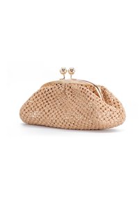 Borsa a clutch beige intrecciata con una texture morbida, forma arrotondata e una cornice dorata con due pomelli di chiusura sferici.