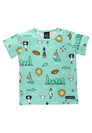 Lichtblauwe shirt met korte mouwen, versierd met een verscheidenheid aan kleurrijke maritieme prints, waaronder zonnen, boten en zeedieren.