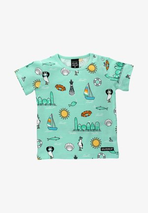 Lichtblauwe shirt met korte mouwen, versierd met een verscheidenheid aan kleurrijke maritieme prints, waaronder zonnen, boten en zeedieren.
