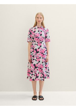 Kurzärmeliges Kleid in Marineblau, Pink und Hellblau mit floralem Muster. Verfügt über einen Kragen und eine durchgehend geknöpfte Front, mit einem voluminösen Rock.