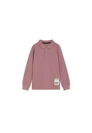 Polo de manga larga color malva con cuello, dos botones, puños acanalados y un parche rectangular cerca del dobladillo en el lado izquierdo.