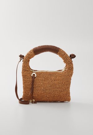 Sac à main tissé marron avec une poignée arrondie. Comprend une fermeture zippée et une sangle réglable, rehaussée d'un accent en cuir sur la poignée.