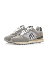 Zapatillas grises que combinan gamuza y malla, con cordones blancos, un logotipo distintivo en el lateral y una suela texturizada para mayor tracción.