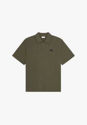 Polo shirt verde oliva a maniche corte con tre bottoni e piccolo toppe nero a forma di quadrato con il numero romano II sul petto.