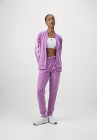 adidas Sportswear ESSENTIALS 3-STRIPES - Treniņtērps - preloved purple/white