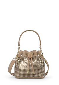 Bolso de cubo de ante beige con superficie con tachuelas, cierre con cordón, herrajes en tono dorado y correa de cadena desmontable. Diseño texturizado y estructurado.