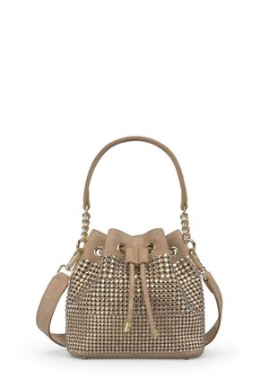 Bolso de cubo de ante beige con superficie con tachuelas, cierre con cordón, herrajes en tono dorado y correa de cadena desmontable. Diseño texturizado y estructurado.