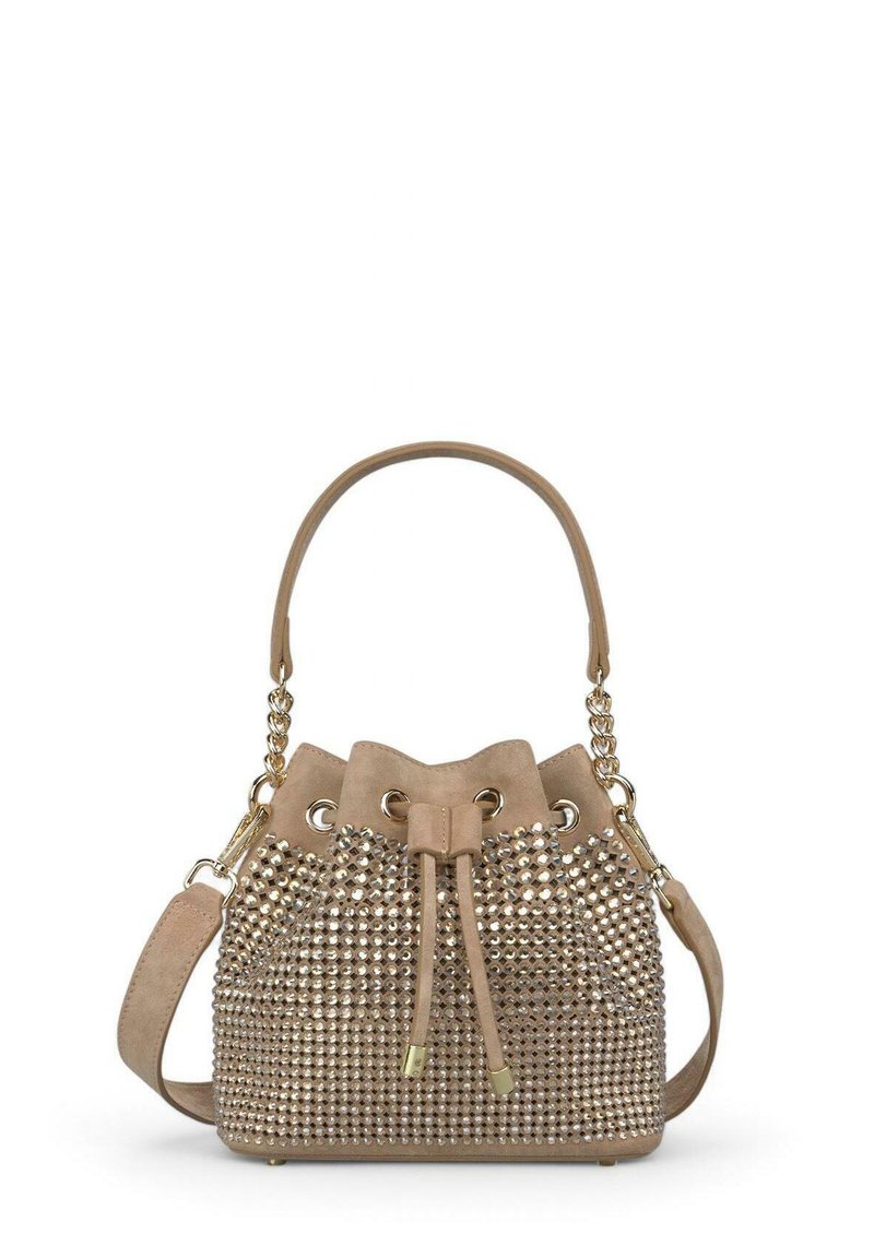 Bolso de cubo de ante beige con superficie con tachuelas, cierre con cordón, herrajes en tono dorado y correa de cadena desmontable. Diseño texturizado y estructurado.