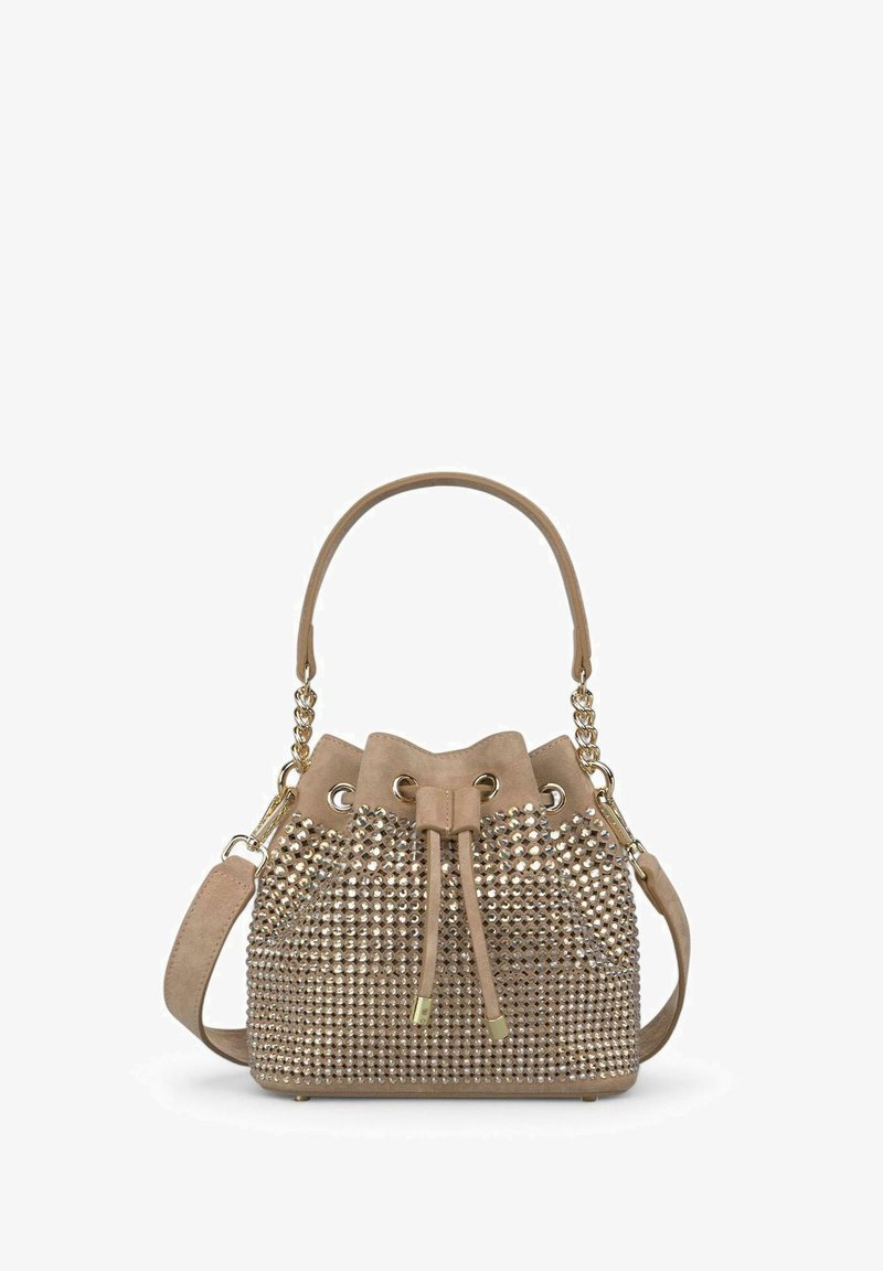 Bolso de cubo de ante beige con superficie con tachuelas, cierre con cordón, herrajes en tono dorado y correa de cadena desmontable. Diseño texturizado y estructurado.