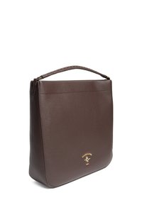 Brązowa skórzana torebka o fakturowanym wykończeniu, płaskim kształcie, krótkim uchwycie i złotym akcentem z logo z przodu. Zamek błyskawiczny u góry.