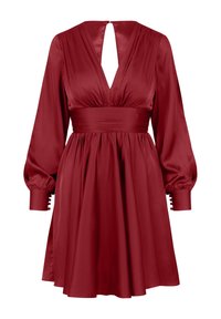 Röd satinklänning med djup V-hals, långa puffärmar, figursydd midja och utsvängd kjol. Har nyckelhålsback och knappdetaljer vid manschetterna.