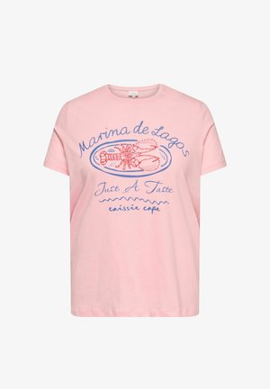 Világos rózsaszín rövid ujjú póló kék és piros homár grafikával és a "Marina de Lagos Just A Taste caissie cape." felirattal.