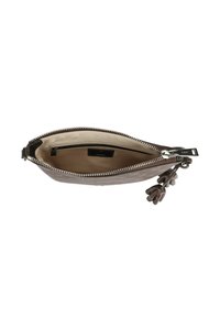Borsa a pochette marrone con zip, texture liscia, interno beige e un piccolo charm attaccato. Presenta un motivo goffrato sottile.