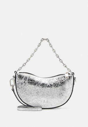 Sac à main en forme de croissant métallique argenté avec une surface texturée, une poignée chaîne et une bandoulière amovible sur un fond uni.