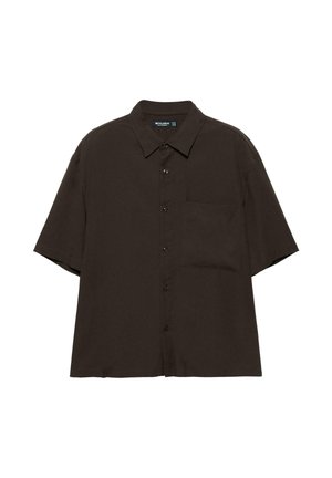 Dunkelbraunes Kurzarm-Hemden mit Knöpfen, Kragen und Brusttasche, flach auf weißem Hintergrund ausgelegt.