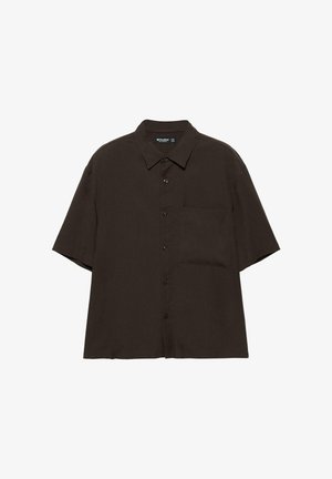 Dunkelbraunes Kurzarm-Hemden mit Knöpfen, Kragen und Brusttasche, flach auf weißem Hintergrund ausgelegt.