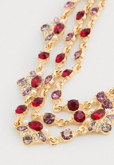Colar em tom de ouro com três franjas adornadas com pedras preciosas vermelhas e rosas, pérolas e elos decorativos com detalhes texturizados.
