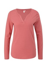 Långärmad topp med v-ringning i mjuk korallfärgad bomull. Har en avslappnad passform och len yta med rundad nederkant och minimala sömnadsdetaljer.