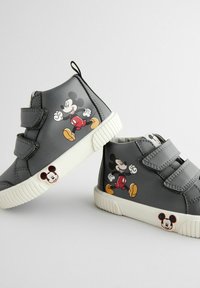 Szare, skórzane buty w wysokim kroju, ozdobione grafikami Miki Mouse, z rzepami oraz białą gumową podeszwą z akcentami logo.