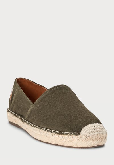 Olivengrønn semsket espadrille med en såle av jute og rund tå. Har en jevn tekstur og minimalistisk design.