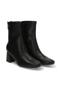 Botas de cuero negro hasta el tobillo con puntera cuadrada y tacón alto, que presentan una textura suave y un diseño minimalista. Cierre con cremallera en el lateral.