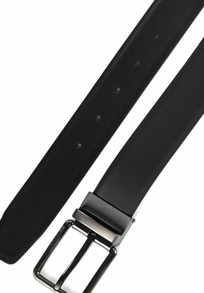 Cinturón de cuero negro con múltiples orificios de ajuste y una hebilla metálica rectangular sobre un fondo blanco.