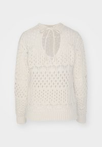 Pull en maille de couleur crème clair avec un motif ajouré, un col rond et un détail de lien à l'arrière. Présente des poignets et un ourlet côtelés.