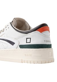 Baskets en cuir blanc avec des accents gris, vert et orange. Caractéristiques d'une semelle épaisse, d'un design perforé et d'un détail de logo carré au niveau du talon.