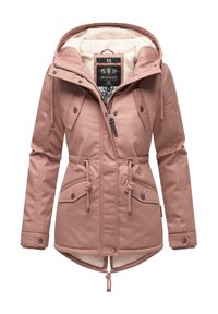 Šviesiai rožinė parka striukė su pūkuotu pamušalu, reguliuojamu raišteliu juosmenyje, keliais priekiais kišenėmis ir gobtuvu su raišteliu.