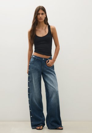 Bershka, LOW-RISE STRAIGHT-LEG JEANS WITH SIDE BUTTONS - JEANS - Jean droit - blue