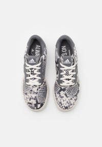 Šedé a bílé tenisky s texturovaným hadím vzorem, s bílými tkaničkami a tmavě šedým podpatkem. Logo Adidas na jazyku.